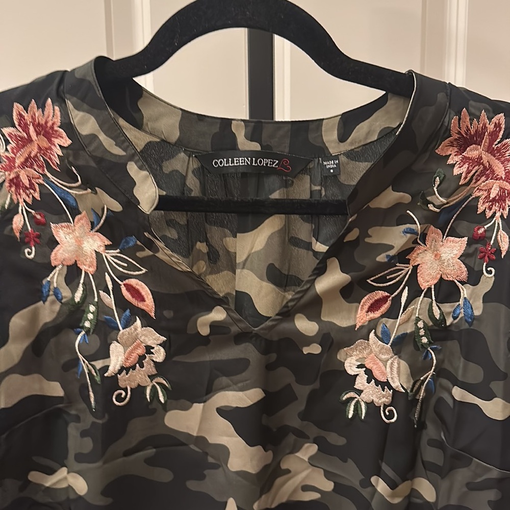 Colleen Lopez Embroidered Camo Top NEW - Picture 3 of 8